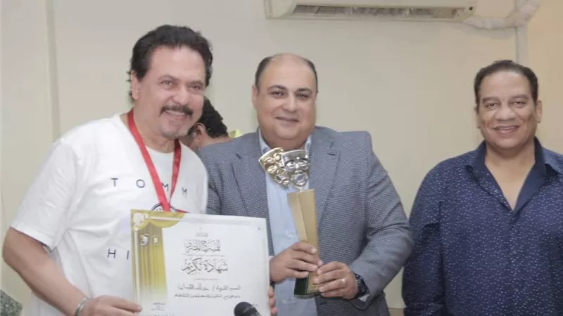 محمد رياض يُكرّم اللواء خالد اللبان في ختام ندوات المهرجان القومي للمسرح