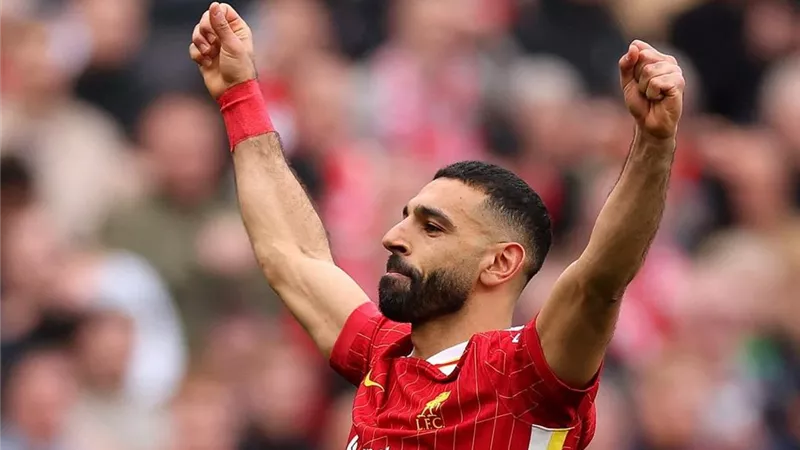 محمد صلاح يغيب عن قائمة المرشحين للكرة الذهبية.. أسطورة البريميرليج يفجر مفاجأة