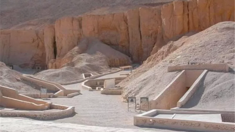 الآثار: منطقة وادي الملوك بالأقصر آمنة تماماً ولم تتأثر بحريق الكافيتريا