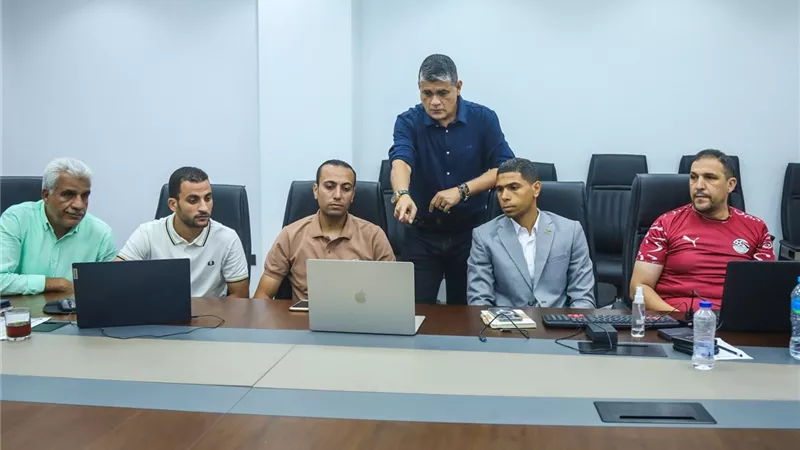 أوسكار رئيس لجنة الحكام بالاتحاد المصري يراجع تحكيم الدوري مع 4 حكام