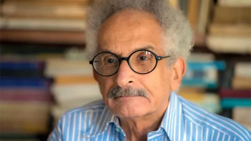 فقدنا أديب كبير وإنسان استثنائي.. محمود سعد ينعى الكاتب صنع الله إبراهيم