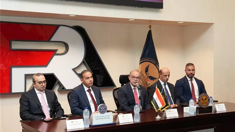 رئيس الرقابة المالية يلتقي قيادات الهيئة عقب قرار الرئيس السيسي بالتجديد له