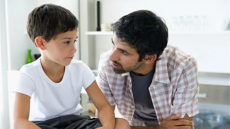 كيف نتعامل مع أبنائنا في سن المراهقة ؟.. أستاذ تقويم تربوي يجيب