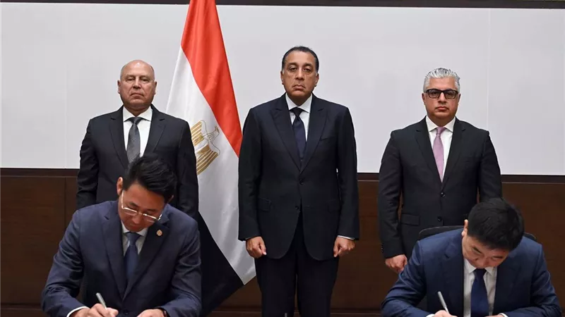 توقيع عقد بمليار دولار لإنشاء مصنع إطارات السيارات بـ «اقتصادية قناة السويس»
