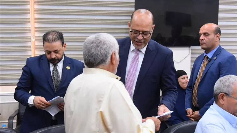   وزير العمل يُسلم بطاقات بنكية لعمال مصريين من مُستحقي المعاشات التقاعدية العراقية