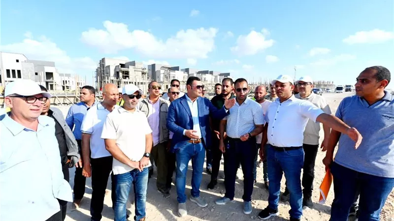 تطوير مدينة العلمين.. وزير الإسكان يتابع مشروعات سكنية وبنية تحتية (صور)