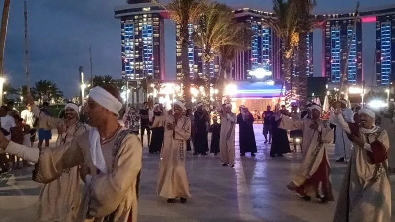 العروض الفلكلورية لقصور الثقافة تزين الممشى السياحي والمسرح الروماني بالعلمين