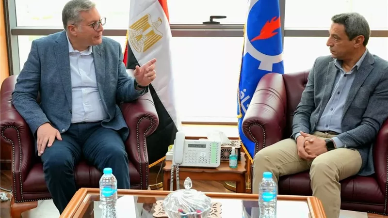 وزير البترول يلتقي محافظ السويس ويؤكد على مواصلة دعم شركات التكرير