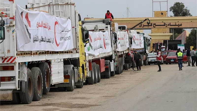 الهلال الأحمر يدفع بـ1700 طن مساعدات عبر القافلة الـ39 إلى غزة