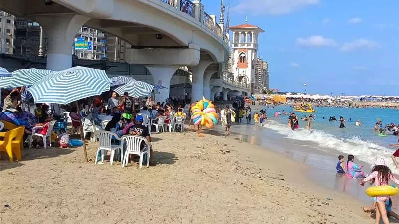 الجو المثالي.. الإسكندرية تدعو المصطافين للاستمتاع بشواطئها بعد انكسار الموجة الحارة