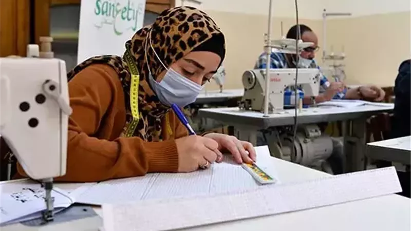 سوهاج تنظم الدورة التدريبية الأولي لـ25 فتاة على مهنة الخياطة