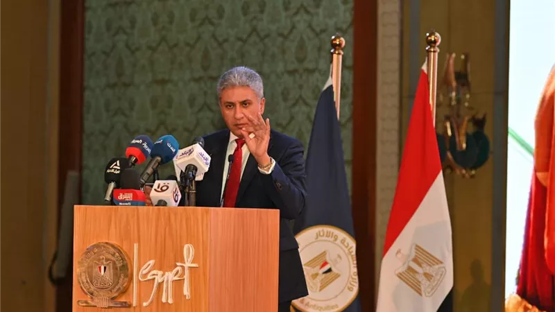 وزير السياحة يطلق حملة ترويجية عن أهمية السياحة وإبراز قيم الشعب المصري