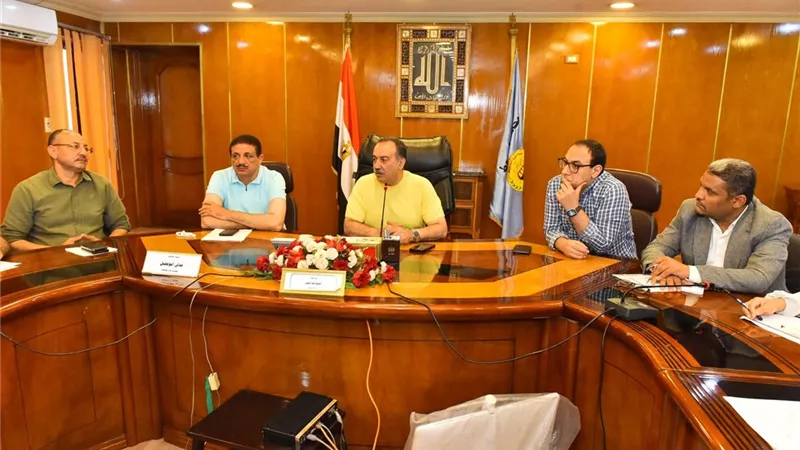 محافظ أسيوط يوجه بتسريع تنفيذ مشروعات الخطة الاستثمارية وتعزيز الموارد المحلية 