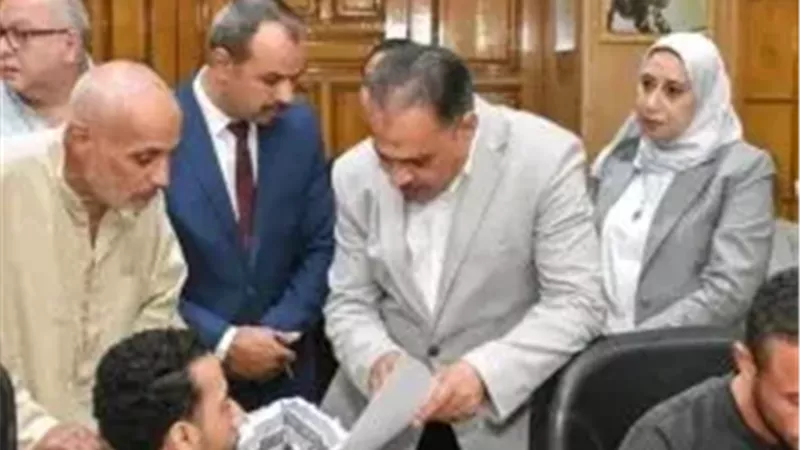 تسليم 20 عقد عمل لراغبي العمل من دوي الهمم بالشرقية 