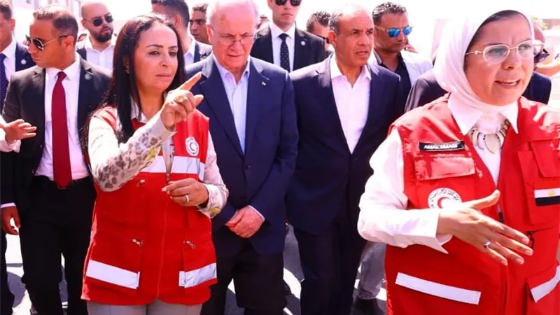 وزيرا التضامن والخارجية يصطحبان رئيس الوزراء الفلسطيني لمركز الهلال الأحمر اللوجستي بالعريش