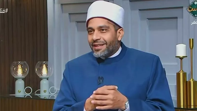هل يجوز للمرأة مصافحة زميلها في العمل؟.. أمين الفتوى يرد