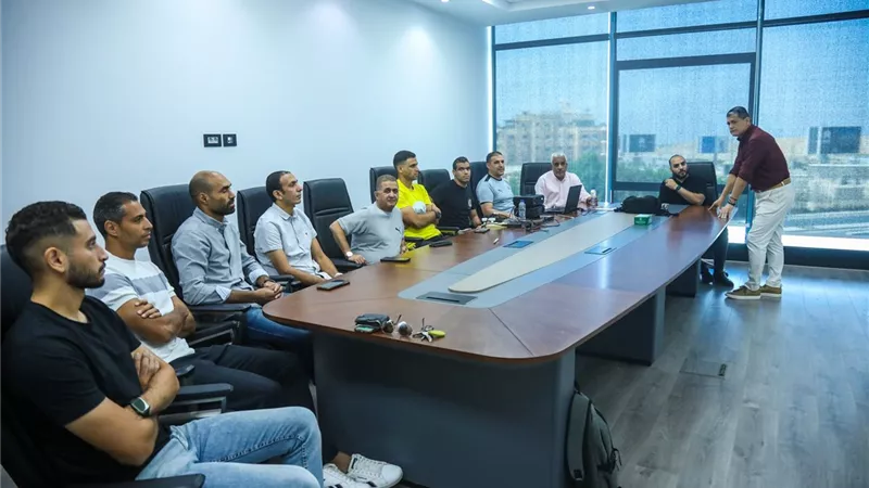أوسكار رويز يجتمع بحكام الجولة الثانية لمراجعة الأخطاء التحكيمية بالدوري الممتاز 