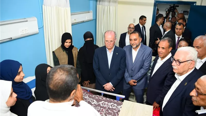وزير الخارجية ورئيس الوزراء الفلسطيني يزوران الجرحى في مستشفى العريش العام (صور)