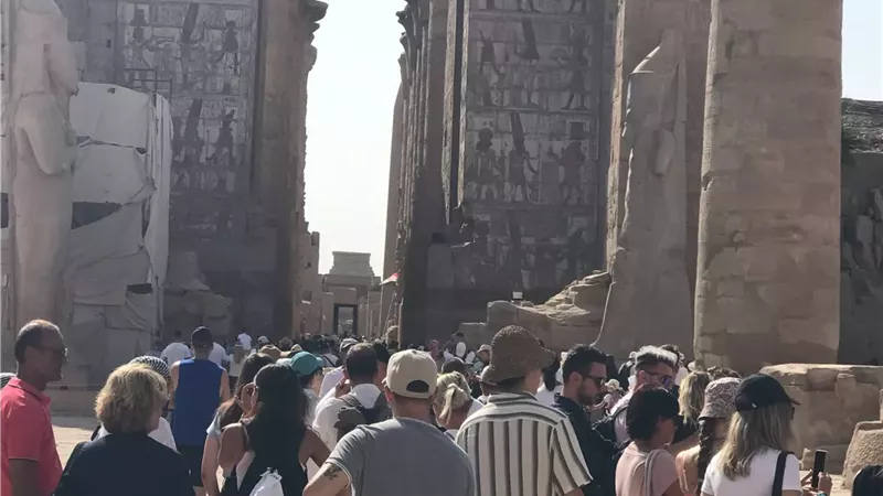 السياحة تنتعش في الكرنك.. توافد عالمي على آثار الأقصر