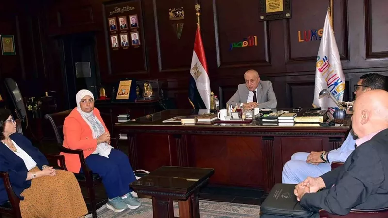 محافظ الأقصر يبحث تحديث منظومة المتابعة والتقييم