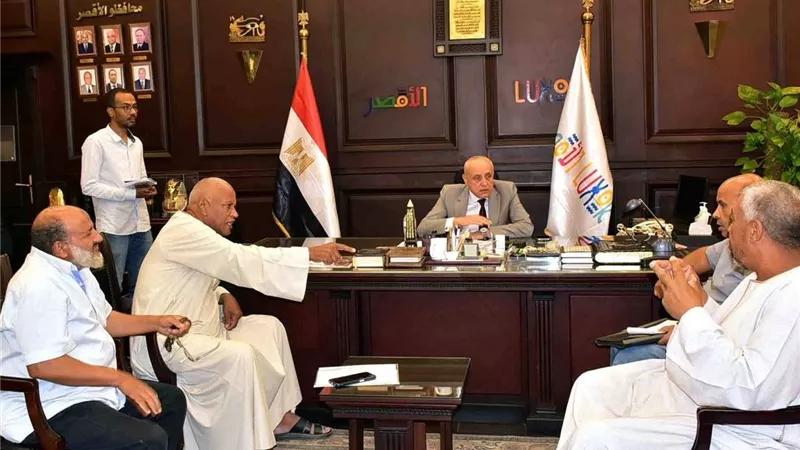 محافظ الأقصر يستقبل وفد أهالي المدامود لبحث احتياجات القرية 