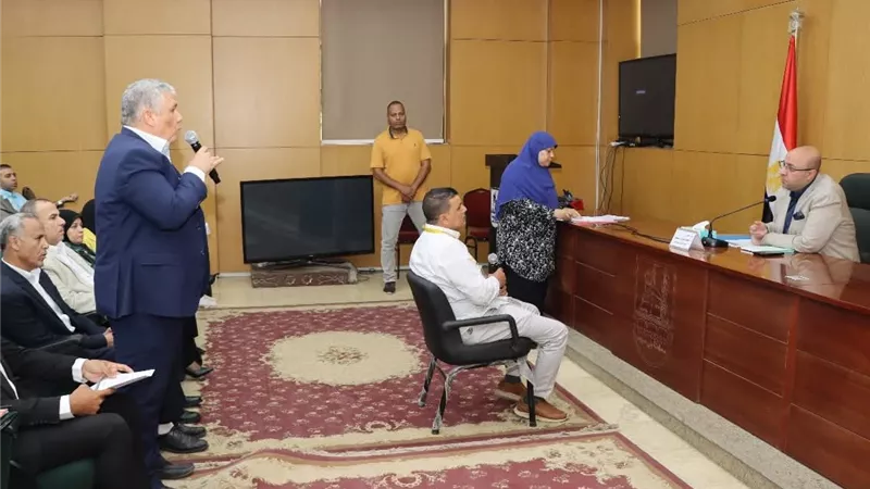 إعانات عاجلة ورصف الشوارع.. محافظ بني سويف يستجيب للمواطنين 