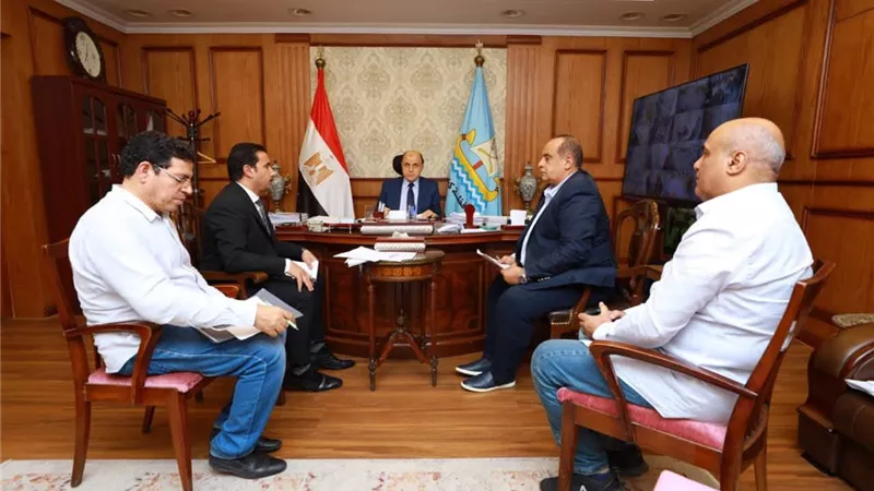 محافظ كفرالشيخ يناقش شكاوى المواطنين ويؤكد على أهمية التواصل المباشر