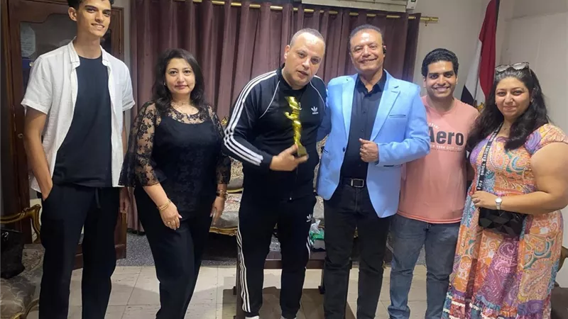  تامر عبدالمنعم يهنيء صناع فيلم 