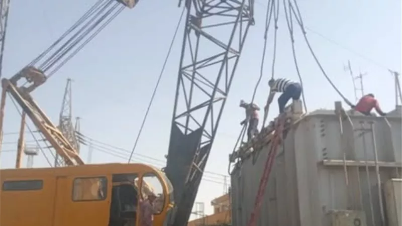 بعد تعرضه للحريق.. إحلال وتجديد أحد المحولات الكهربائية بإدفو 