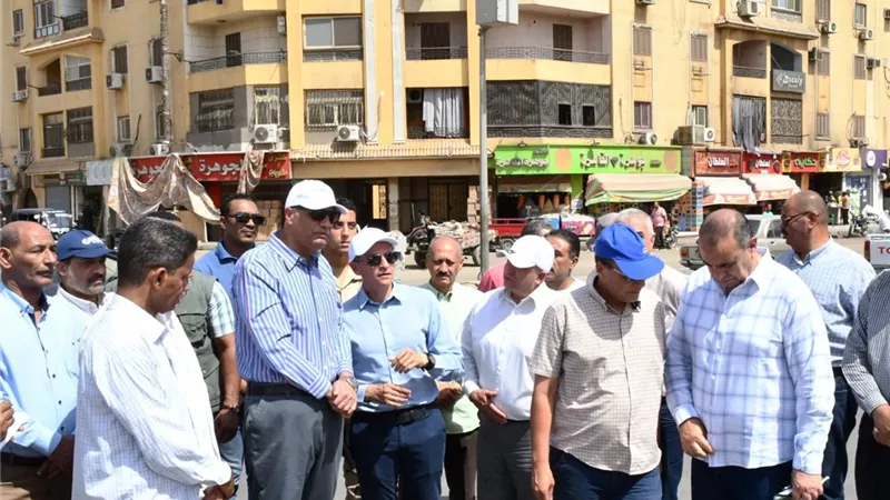 محافظ أسوان يتفقد الأعمال الجارية بمشروع تطوير وتوسعة وتجميل طريق السادات