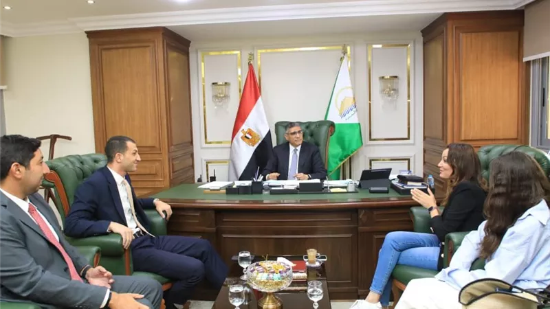 الجيزة تبحث تعزيز خدمات النقل الذكي 