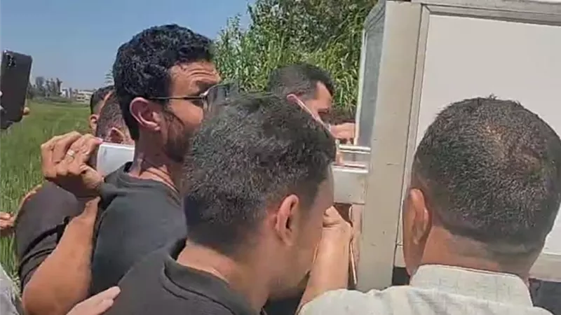 محمد الشناوي لحظة تشييع جثمان والده |صور