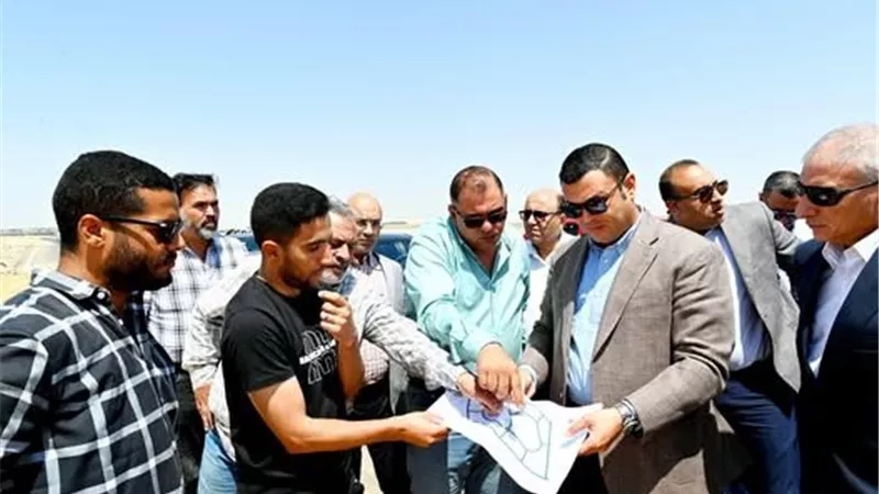 وزير الإسكان يتفقد مشروعات تنفيذ شبكات المرافق بمنطقة جنيفة في مدينة الشروق