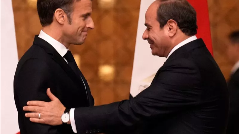 الرئيس السيسي يؤكد لنظيره الفرنسي موقف مصر الثابت من القضية الفلسطينية