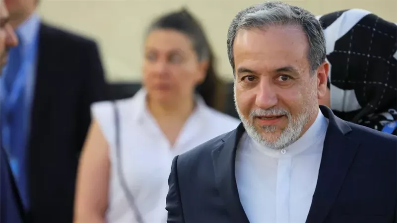 رغم قانون مقاطعتها..وزير خارجية إيران يفجر مفأجاة حول العلاقة مع الوكالة الذرية