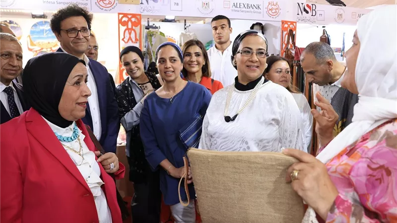 وزير الثقافة يتفقد معرض 
