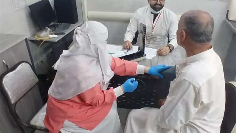 وكيل صحة الأقصر يتفقد أعمال القافلة الطبية بمركز شباب النجوع بإسنا