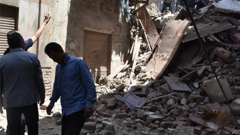 3 وفيات و7 مصابين.. سباق مع الزمن لإنقاذ ضحايا عقار الزقازيق المنهار