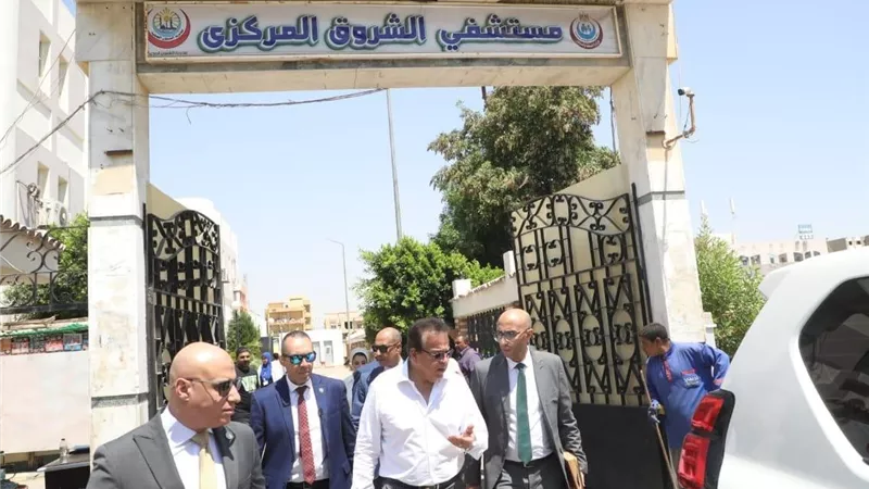 جولة ميدانية مفاجئة لوزير الصحة على منشآت طبية بالقاهرة (صور)