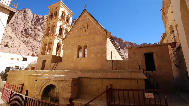 الساعات الأخيرة في سيناء: المطران دميانوس يغادر دير القديسة كاترين وسط ترتيبات دبلوماسية مشددة (خاص)