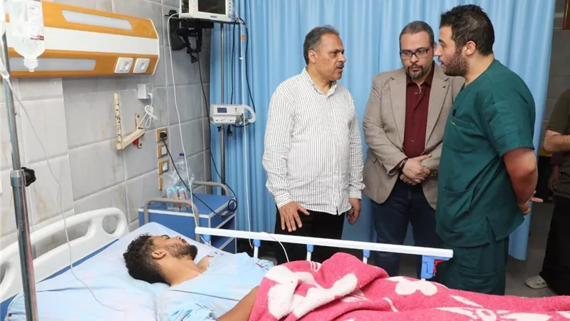 بالصور.. محافظ الشرقية يزور مصابي حادث إنهيار عقار شارع مولد النبي بالزقازيق
