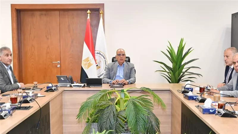 وزير الري يتابع الموقف التحصيلي للمستحقات المالية