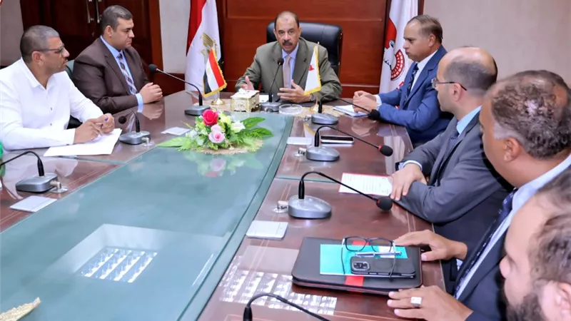 محافظ سوهاج يبحث آليات تسويق الفرص الاستثمارية