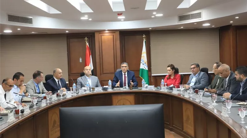 الجيزة تناقش خطط العمل واجراءات تحسين الخدمات المقدمة للمواطنين 