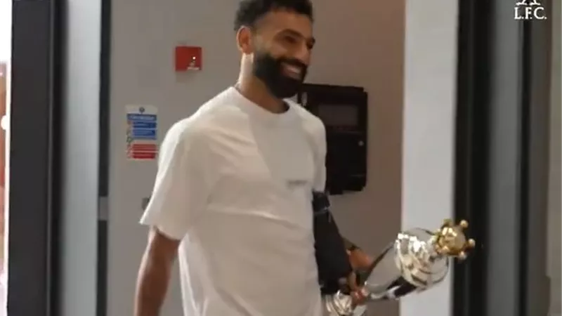 محمد صلاح برفقة جائزة أفضل لاعب في الدوري الإنجليزي 
