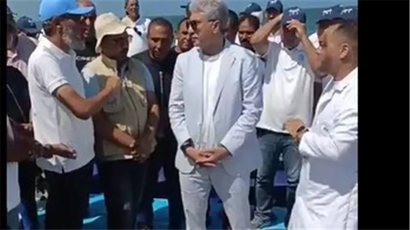 جدل يلاحق وزير السياحة: هل أهان علم مصر في الإسكندرية؟ (صور)