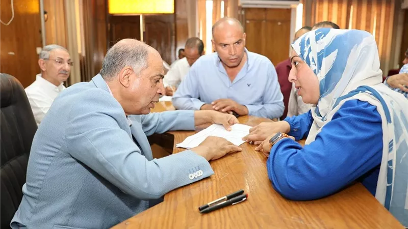 محافظ المنيا يستمع لشكاوى المواطنين.. ويوجه بإعادة تأهيل طريق عزبة 6 أكتوبر 