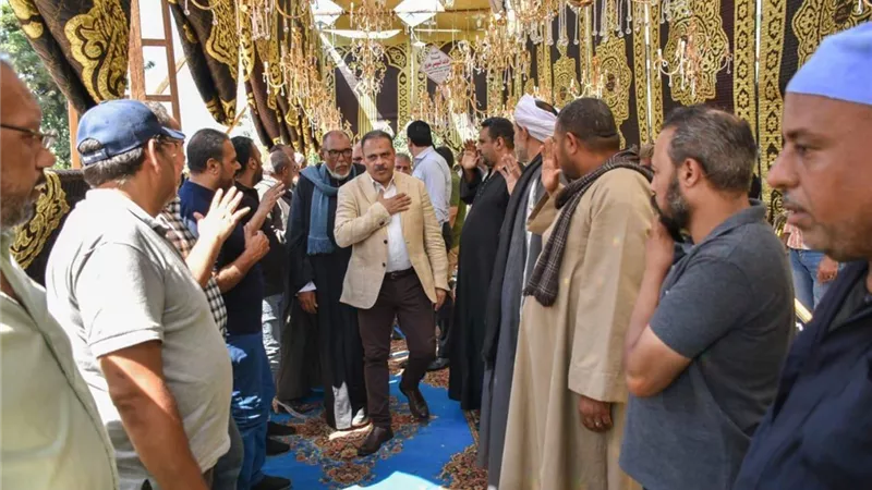 بالصور.. محافظ الشرقية يواسي أهالي ضحايا انهيار عقار الزقازيق ويُسرِّع بصرف التعويضات