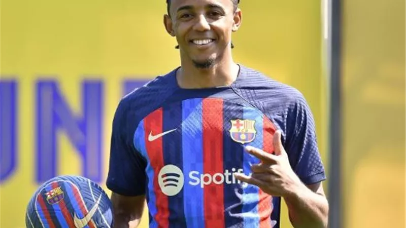 برشلونة يراقب مشاركة كوندي لتجنب مخالفات اللعب المالي النظيف