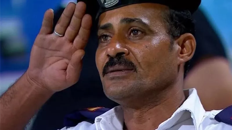 «تحية عسكرية»..رجل شرطة يخطف القلوب في مباراة الزمالك ومودرن